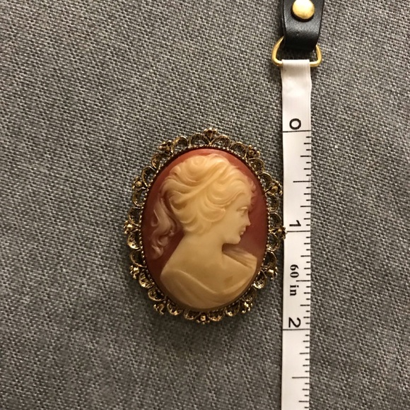 Vintage Gerry’s Cameo Brooch Pendant - Picture 5 of 6